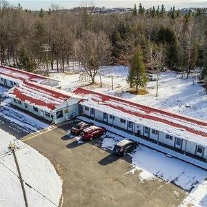 Colonial Inn Motel Madoc Exterior photo