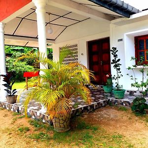 Charitha Rest Hotel Ampara Exterior photo