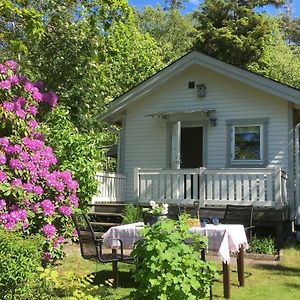 Stuga I Naturskoent Omrade Pa Vaestra Tjoern Villa Saby Exterior photo