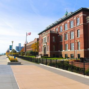 Roberts Riverwalk Urban Resort Hotel Detroit Exterior photo