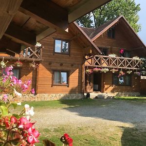 Садиба Гуцульський Двір Hotel Vorochta Exterior photo