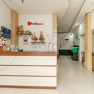 RedDoorz near Palembang Trade Center Hotel Exterior photo