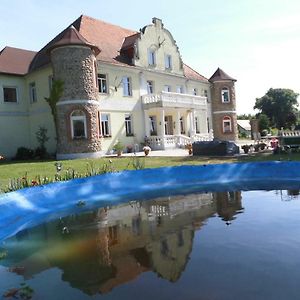 Gutshaus Darsikow Hotel Exterior photo