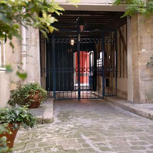 The Sleeping Lion Appartement Parijs Exterior photo