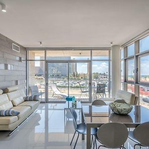 Beautiful Sunny 3 Bedrooms In Font Of The Beach Tel Aviv Exterior photo