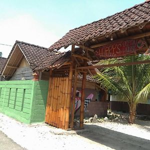 Harry'S Ocean House Watukarung Homestay Kalak Exterior photo