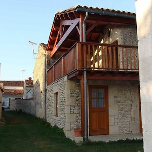 Chambre D'Hote Au Col De Cygne Bed and Breakfast Blanzac-les-Matha Exterior photo