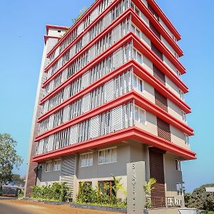 Sinq Edge Hotel Dona Paula Exterior photo