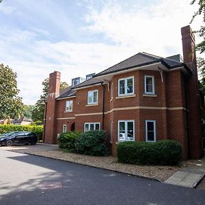 Flexi-Lets@Old Rectory Court, Frimley Appartement Exterior photo