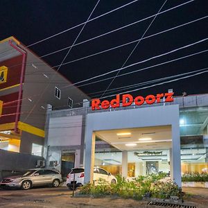 RedDoorz near Bahu Mall Manado Hotel Malalayang Exterior photo