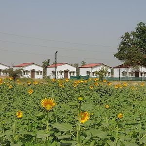 Living Green Farms Hotel Allāhābād Junction Exterior photo