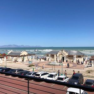 At The Beach - Muizenberg Appartement Kaapstad Exterior photo