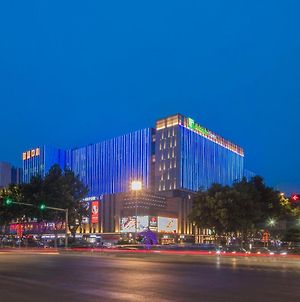 Holiday Inn Express Qingdao Chengyang Central Exterior photo