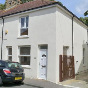 Bassett House With 3 Bedrooms, Fast Wi-Fi And Off Road Parking Sittingbourne Exterior photo