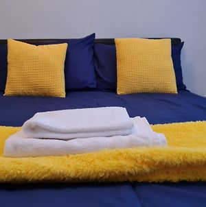 J Book Now, Spacious 5 Bed Sleeps 9 Long Stays Workers & Families By Your Night Inn Group Wolverhampton Exterior photo