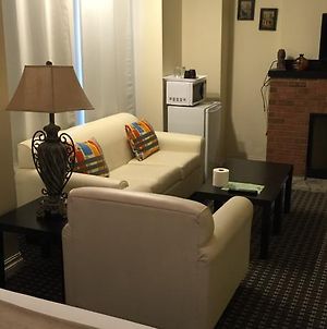 Adas Guesthouse Toronto Room photo