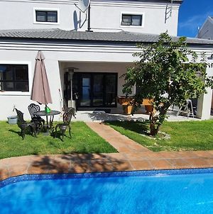 Modern Upmarket 5 Bedroom, 4 Bathroom Halaal Guest House- Villa With Pool, Central To Ctown Kaapstad Exterior photo