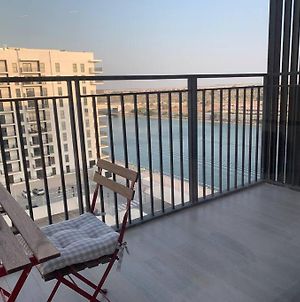 Entire Cozy Water-Front Studio With Kitchen Appartement Abu Dhabi Exterior photo