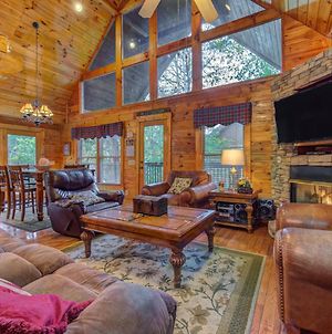 Mountain Flower, 4 Bedrooms, Hot Tub, Pool, Sleeps 12 Pigeon Forge Exterior photo