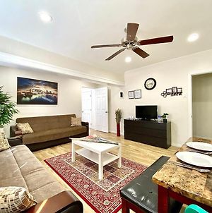 10 Min To The Beach! Perfect For A Family Or Friend Group, Self Check-In & Recently Renovated Apts Appartement Long Beach Exterior photo