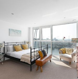 Serene Waterfront Rooms - Excel Londen Exterior photo
