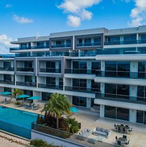 Luxurious Beachfront Apartment In O Condominiums Palm Beach Exterior photo