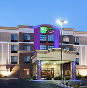 Holiday Inn Express & Suites Cheyenne Exterior photo