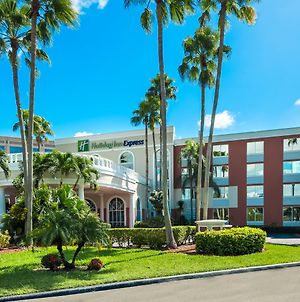 Holiday Inn Express Doral Miami Exterior photo