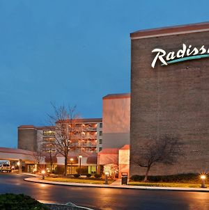 Radisson Hotel Cleveland Airport West North Olmsted Exterior photo