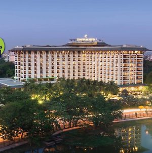 Chatrium Hotel Royal Lake Rangoon Exterior photo