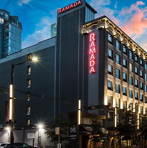 Ramada By Wyndham Vancouver Downtown Hotel Exterior photo