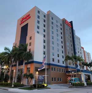 Hampton Inn & Suites Miami Airport South/Blue Lagoon Exterior photo