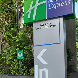 Holiday Inn Express Jakarta Wahid Hasyim Exterior photo
