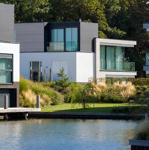 Luxe villa met aanlegsteiger aan het Veerse meer Arnemuiden Exterior photo