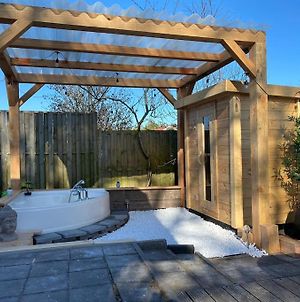 “ Bungalow met prive tuin,sauna en buitenbad” Villa Vijfhuizen Exterior photo