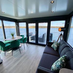 Ultimate Enjoyment In And On The Water In A Luxury Houseboat On The Lake Mooker Hotel Middelaar Exterior photo