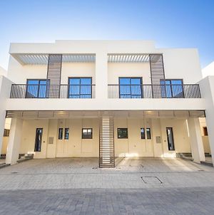 Luxury 3 Bedroom Villa # 64 With Beach And Pool Access Fujairah Exterior photo