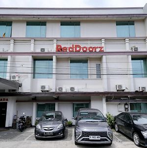 RedDoorz Near Braga Street Hotel Bandung Exterior photo