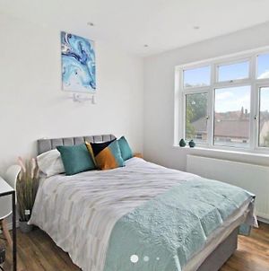 1 Bedroom Flat With Kitchen Londen Exterior photo