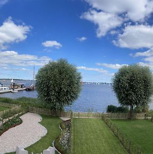 The Most Beautiful View Of Friesland, From This Apartment On The Sneekermeer Offingawier Exterior photo