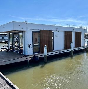 Luxury Houseboat With Sauna And Dinghy Hotel Monnickendam Exterior photo