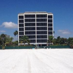 Hilton Grand Vacations Seawacht On The Bay Resort Fort Myers Beach Exterior photo
