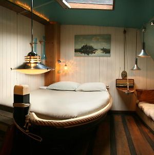 Boat 'Opoe Sientje' Bed and Breakfast Nijmegen Room photo