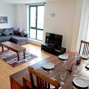 Club Living - Tower Hill Apartments Londen Room photo