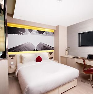 Butterfly On Waterfront Boutique Hotel Sheung Wan Hongkong Room photo
