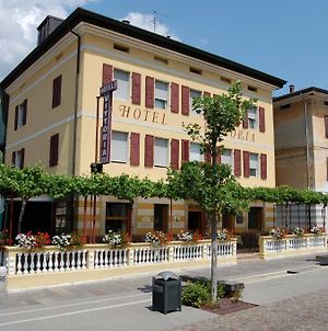 Hotel Vittoria Levico Terme Exterior photo