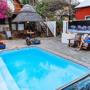 Chameleon Backpackers & Guesthouse Windhoek Exterior photo