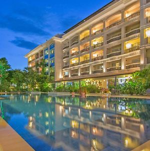 Hotel Somadevi Angkor Resort & Spa Siem Reap Exterior photo
