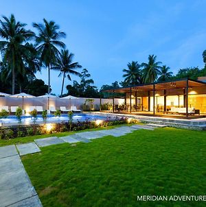 Meridian Adventure Marina Club & Resort Waisai Exterior photo