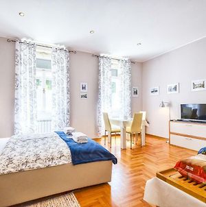 Lavender - City Room With Free Parking Pula Exterior photo